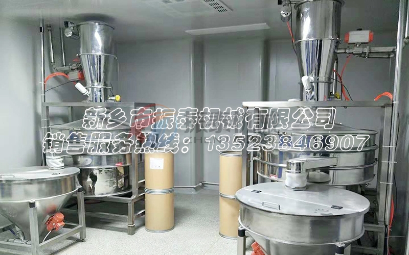 PVA聚乙醇粉料生產(chǎn)中的粉塵污染問題如何破解？真空上料機(jī)旋振篩給出答案